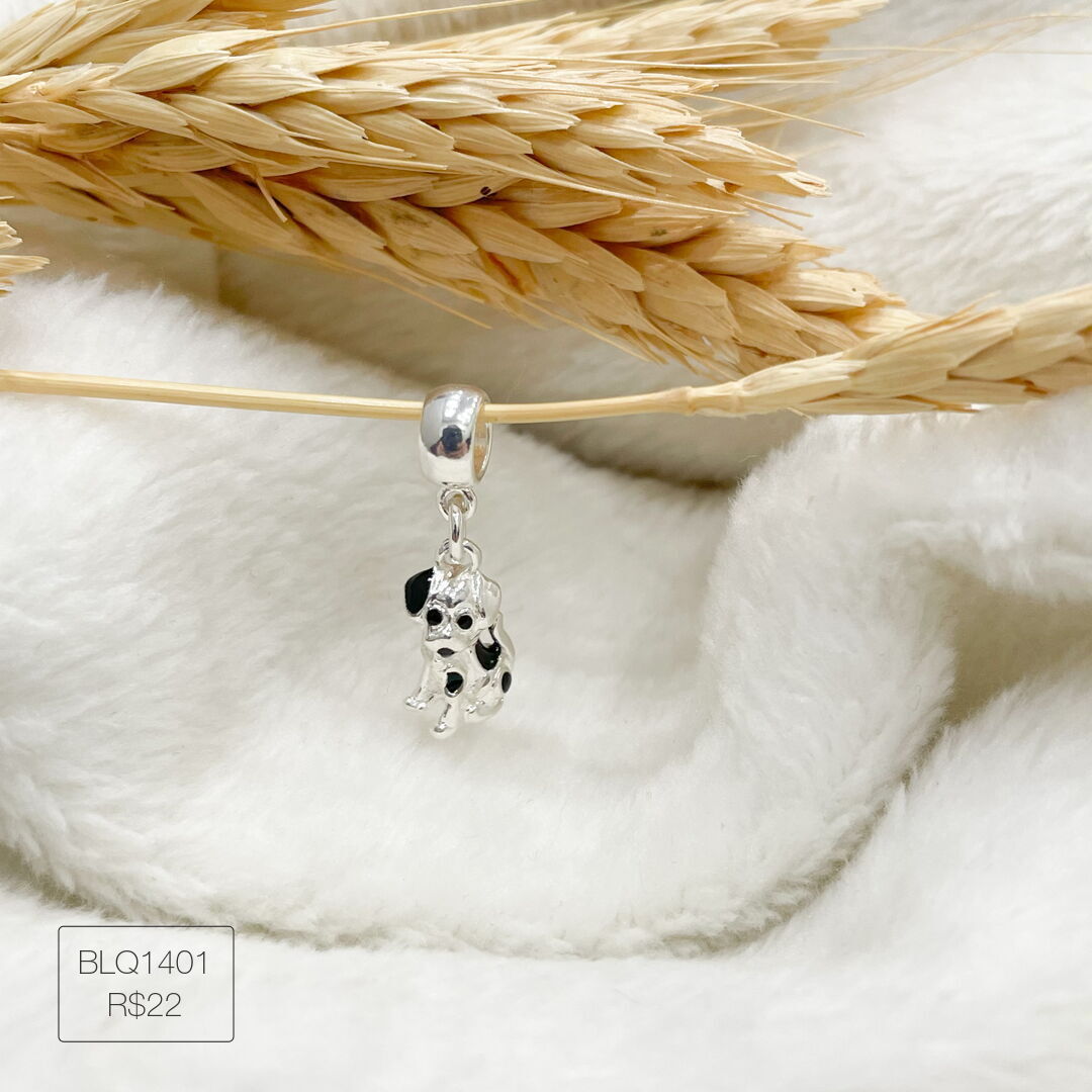 Berloque Cachorro Pendurado Esmaltado Prateado